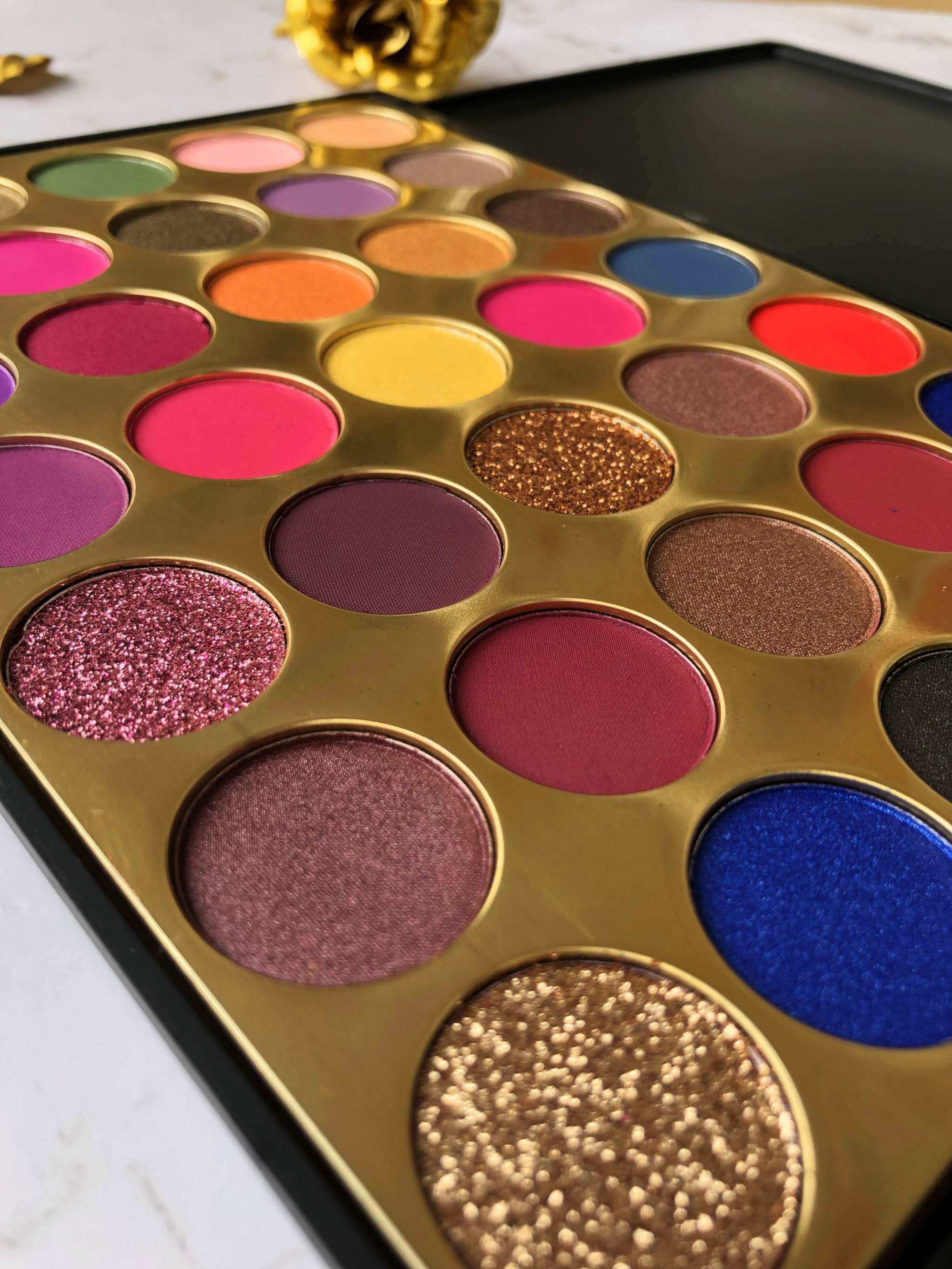 Close-up of glitter powder glitter eyeshadow palette with sparkling shades for dazzling eye makeup looks