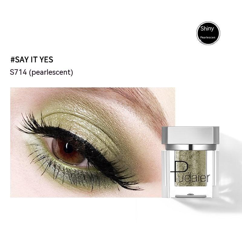 Eye makeup with green and gold color and Pudaier product packaging.